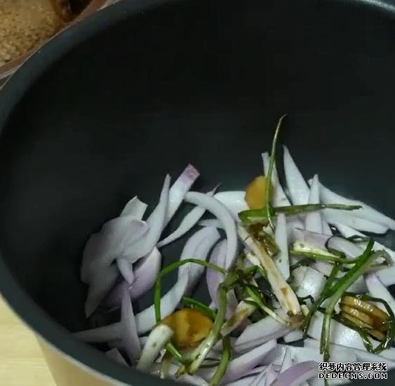 一整只雞丟進(jìn)電飯煲，不加水不用油，鮮嫩多汁，營(yíng)養(yǎng)美味又簡(jiǎn)單