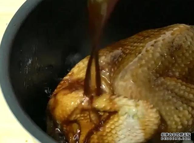 一整只雞丟進(jìn)電飯煲，不加水不用油，鮮嫩多汁，營(yíng)養(yǎng)美味又簡(jiǎn)單