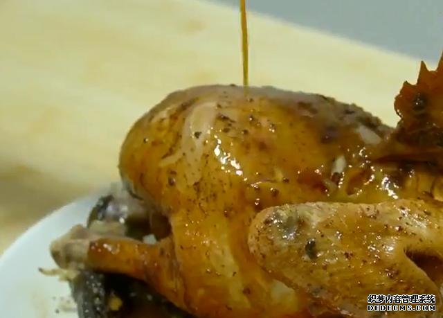 一整只雞丟進(jìn)電飯煲，不加水不用油，鮮嫩多汁，營(yíng)養(yǎng)美味又簡(jiǎn)單