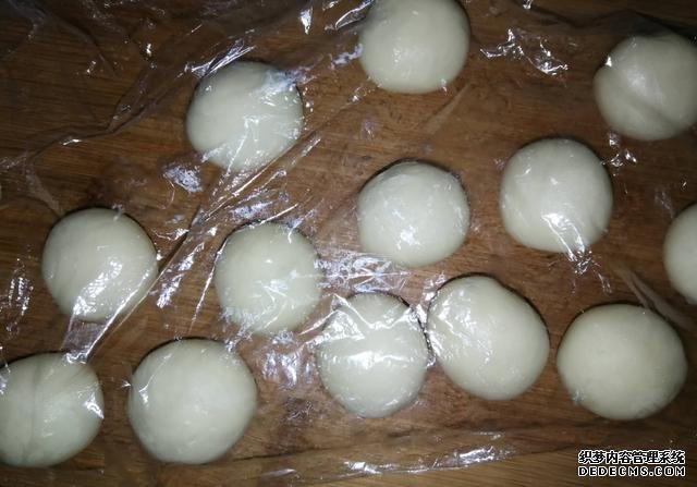 一碗面粉，一把芝麻，老婆餅在家做，不出門也能吃到，酥到掉渣