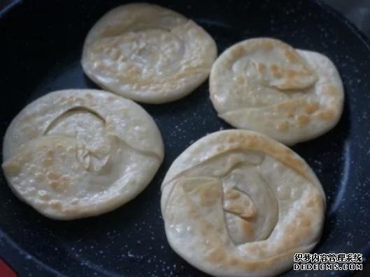 剩下的餃子皮不要扔，做成醬香濃郁的醬香餅，不用和面一次就成功