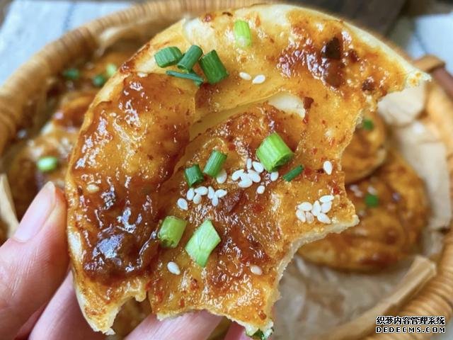 剩下的餃子皮不要扔，做成醬香濃郁的醬香餅，不用和面一次就成功