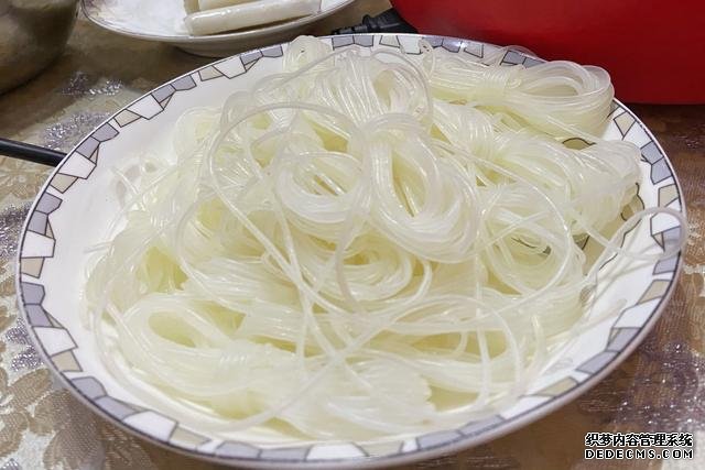 假期快結(jié)束，家里食材剩太少，湊齊食材，也要做頓簡(jiǎn)單“大餐”