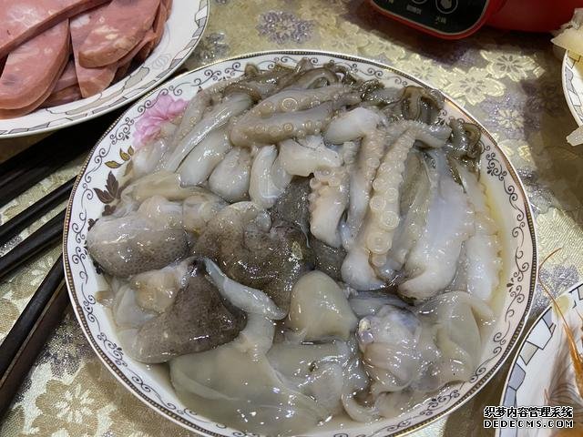 假期快結(jié)束，家里食材剩太少，湊齊食材，也要做頓簡(jiǎn)單“大餐”