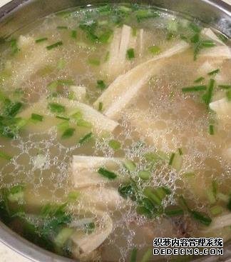 美食推薦：蒜香瓜藤、醬油炒木耳、菠菜炒肥牛、腐竹排骨湯的做法