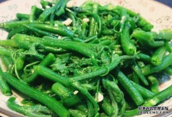 美食推薦：蒜香瓜藤、醬油炒木耳、菠菜炒肥牛、腐竹排骨湯的做法
