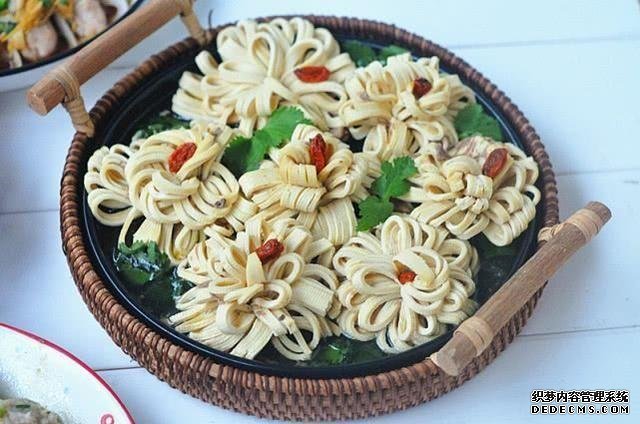 美食推薦：豆皮開花卷，豆腐燜茄子，絲瓜炒豆腐，海鮮菇蒸腐竹