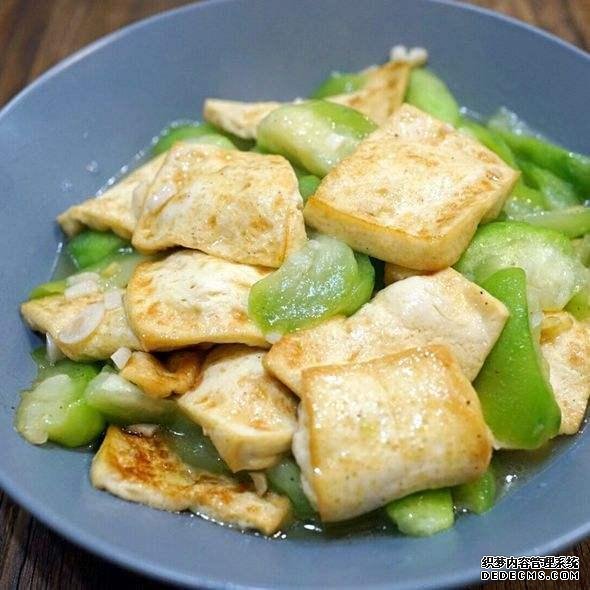 美食推薦：豆皮開花卷，豆腐燜茄子，絲瓜炒豆腐，海鮮菇蒸腐竹