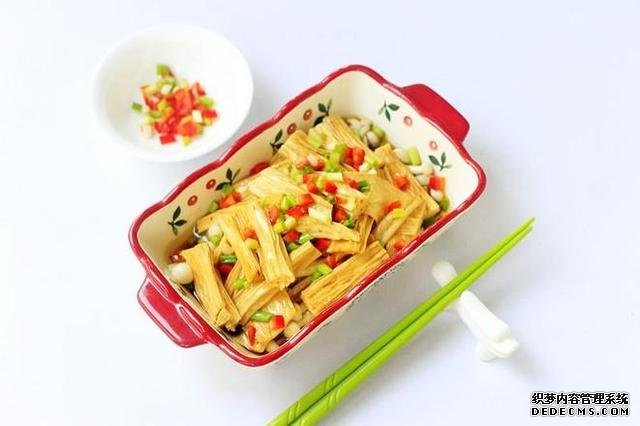 美食推薦：豆皮開花卷，豆腐燜茄子，絲瓜炒豆腐，海鮮菇蒸腐竹