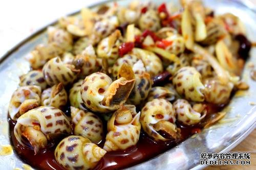 大連大嬸開醬燜小海鮮店，一開門就有人來排隊，食客：奔著醬料來