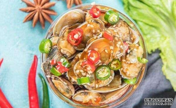 大連大嬸開醬燜小海鮮店，一開門就有人來排隊，食客：奔著醬料來