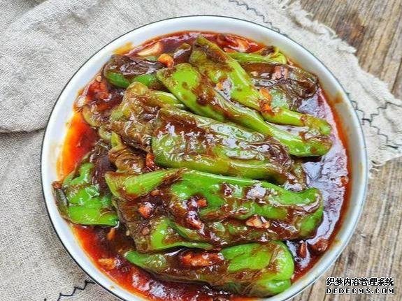 椒鹽九肚魚，虎皮青椒，秘制湘鍋雞這幾道家常菜的做法
