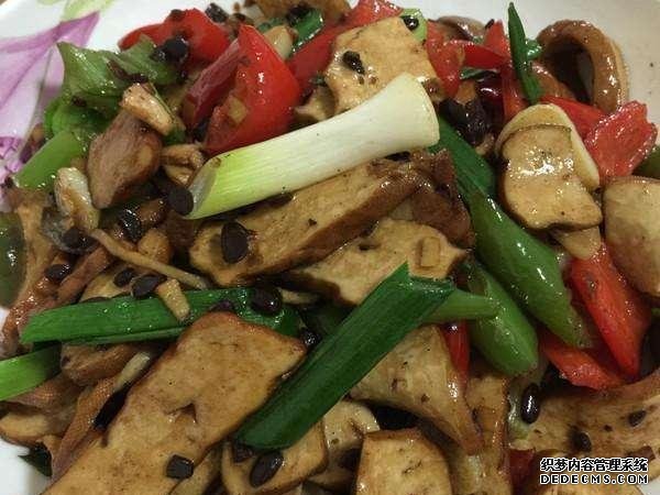 香菇片炒五花肉，尖椒青蒜香干，春筍魚片這幾道家常菜的做法