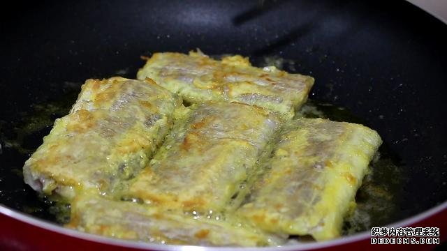 煎帶魚，加一種特別的調(diào)料，外酥里嫩，香得讓隔壁孩子饞哭了