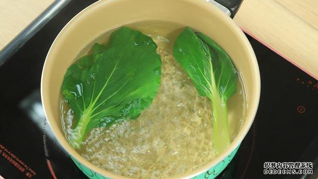 賽螃蟹炒飯怎么做？不用螃蟹而用它，米粒金黃又圓潤
