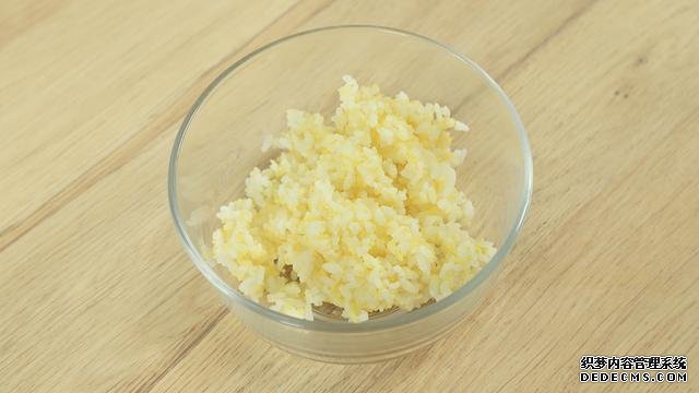 賽螃蟹炒飯怎么做？不用螃蟹而用它，米粒金黃又圓潤