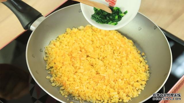 賽螃蟹炒飯怎么做？不用螃蟹而用它，米粒金黃又圓潤