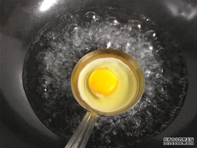 水煮荷包蛋，冷水下鍋還是開水下鍋？學(xué)會這三招，雞蛋圓嫩不散