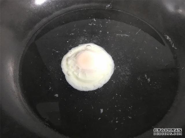 水煮荷包蛋，冷水下鍋還是開水下鍋？學(xué)會這三招，雞蛋圓嫩不散