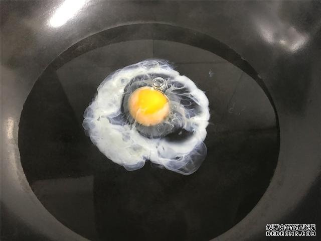 水煮荷包蛋，冷水下鍋還是開水下鍋？學(xué)會這三招，雞蛋圓嫩不散