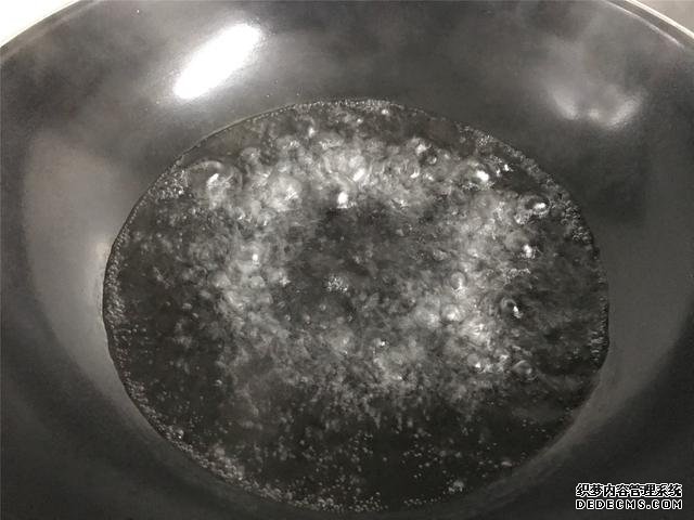 水煮荷包蛋，冷水下鍋還是開水下鍋？學(xué)會這三招，雞蛋圓嫩不散