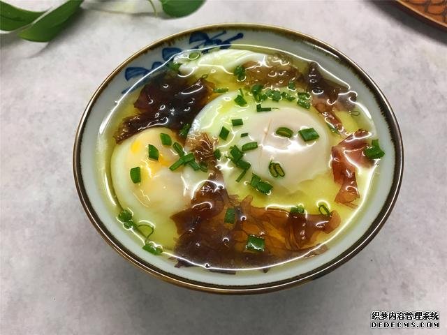 水煮荷包蛋，冷水下鍋還是開水下鍋？學(xué)會這三招，雞蛋圓嫩不散