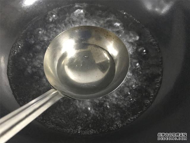 水煮荷包蛋，冷水下鍋還是開水下鍋？學(xué)會這三招，雞蛋圓嫩不散
