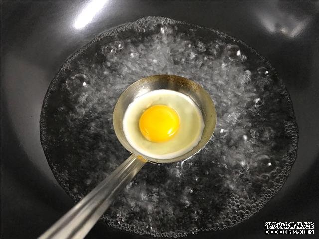水煮荷包蛋，冷水下鍋還是開水下鍋？學(xué)會這三招，雞蛋圓嫩不散