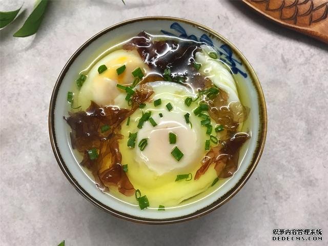 水煮荷包蛋，冷水下鍋還是開水下鍋？學(xué)會這三招，雞蛋圓嫩不散