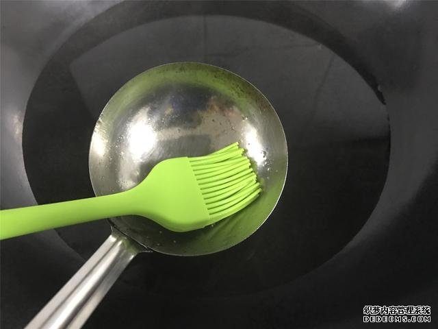 水煮荷包蛋，冷水下鍋還是開水下鍋？學(xué)會這三招，雞蛋圓嫩不散