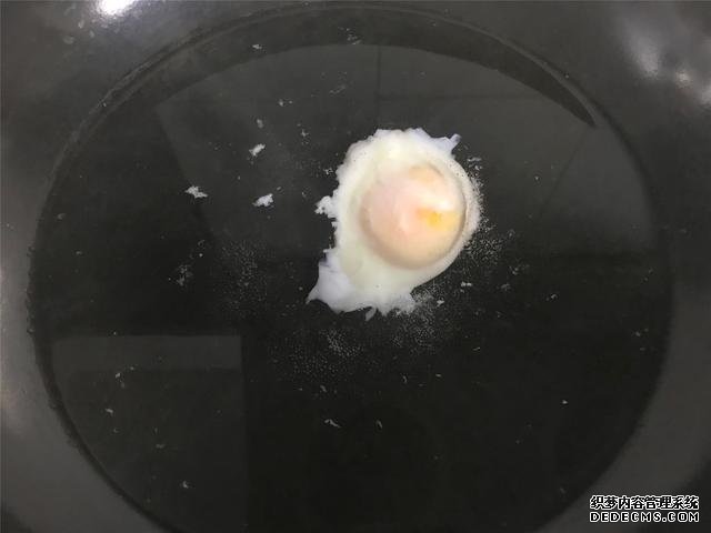 水煮荷包蛋，冷水下鍋還是開水下鍋？學(xué)會這三招，雞蛋圓嫩不散