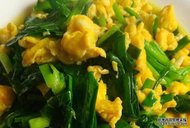 韭菜炒雞蛋，到底是分開炒還是一起炒，學(xué)會方法，韭菜翠綠還不老