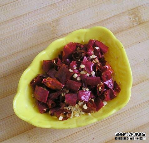 家庭版自制水煮肉，肉嫩軟滑，麻辣鮮香，每次做都不夠吃