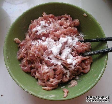 家庭版自制水煮肉，肉嫩軟滑，麻辣鮮香，每次做都不夠吃