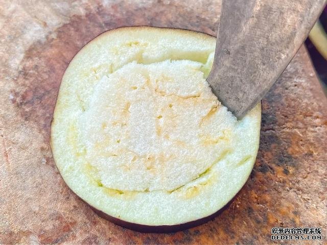 茄子不要用來炒和燉，香煎茄子煲口感嫩軟濃香，是老少皆宜的菜品