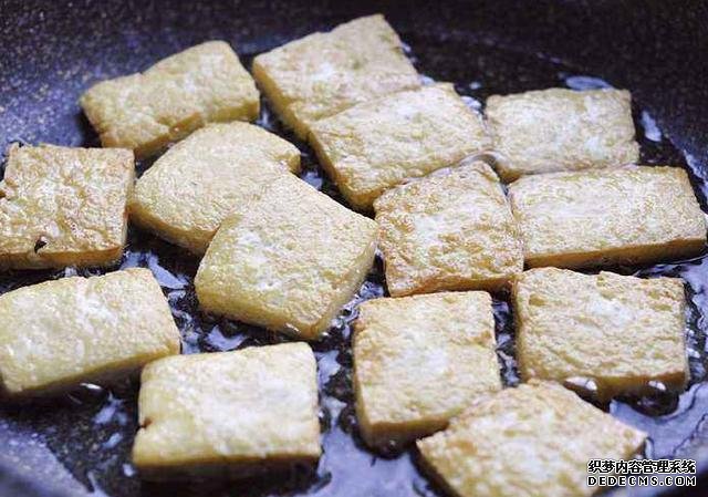 西蘭花和豆腐的口感都特鮮嫩，做上一鍋，一家人吃著美滋滋