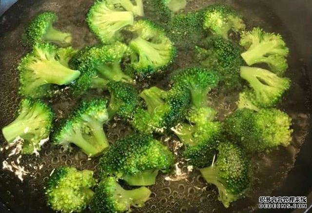 西蘭花和豆腐的口感都特鮮嫩，做上一鍋，一家人吃著美滋滋
