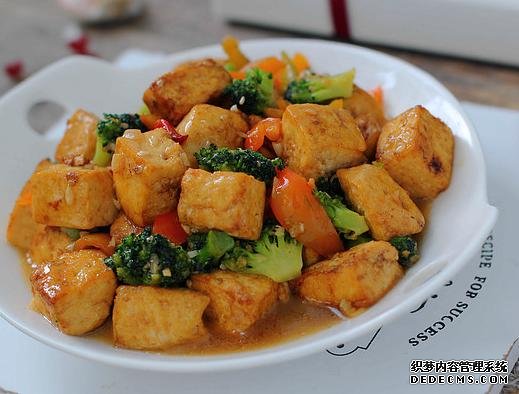 西蘭花和豆腐的口感都特鮮嫩，做上一鍋，一家人吃著美滋滋
