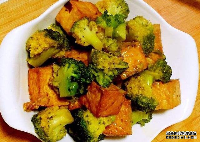 西蘭花和豆腐的口感都特鮮嫩，做上一鍋，一家人吃著美滋滋