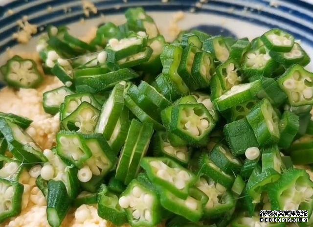 1塊豆腐加1把秋葵，不蒸不炒不涼拌，出鍋比吃肉還香，超過癮