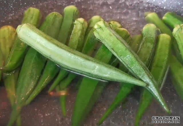 1塊豆腐加1把秋葵，不蒸不炒不涼拌，出鍋比吃肉還香，超過癮