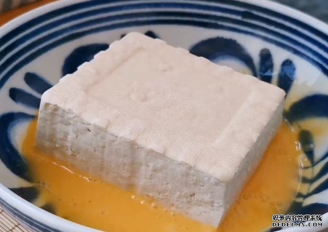 1塊豆腐加1把秋葵，不蒸不炒不涼拌，出鍋比吃肉還香，超過癮