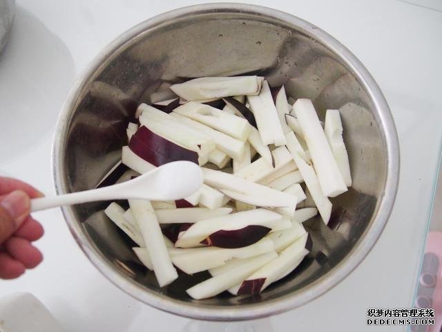 茄子換種做法，搭配牛肉做“披薩”，味道特別值得嘗試