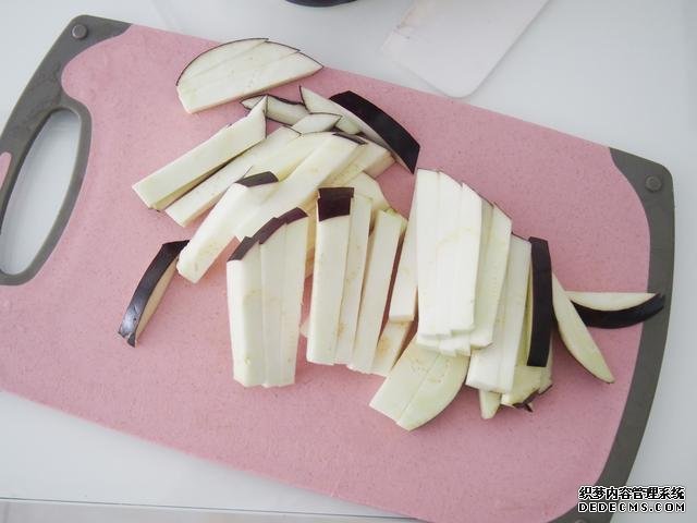 茄子換種做法，搭配牛肉做“披薩”，味道特別值得嘗試