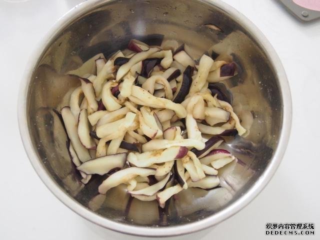 茄子換種做法，搭配牛肉做“披薩”，味道特別值得嘗試