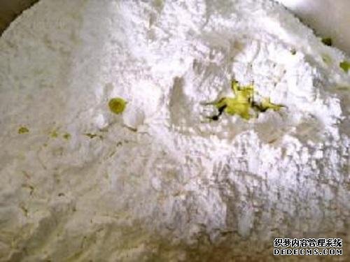 時近清明，“青團(tuán)”可不能少，油綠如玉，香糯可口，天然綠色小吃