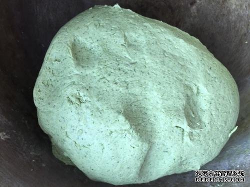 時近清明，“青團(tuán)”可不能少，油綠如玉，香糯可口，天然綠色小吃