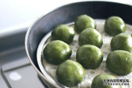 時近清明，“青團(tuán)”可不能少，油綠如玉，香糯可口，天然綠色小吃