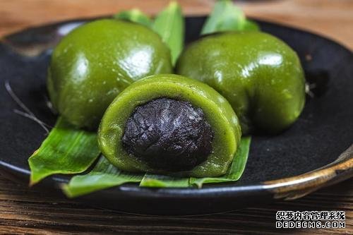 時近清明，“青團(tuán)”可不能少，油綠如玉，香糯可口，天然綠色小吃