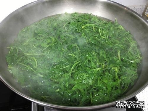 時近清明，“青團(tuán)”可不能少，油綠如玉，香糯可口，天然綠色小吃